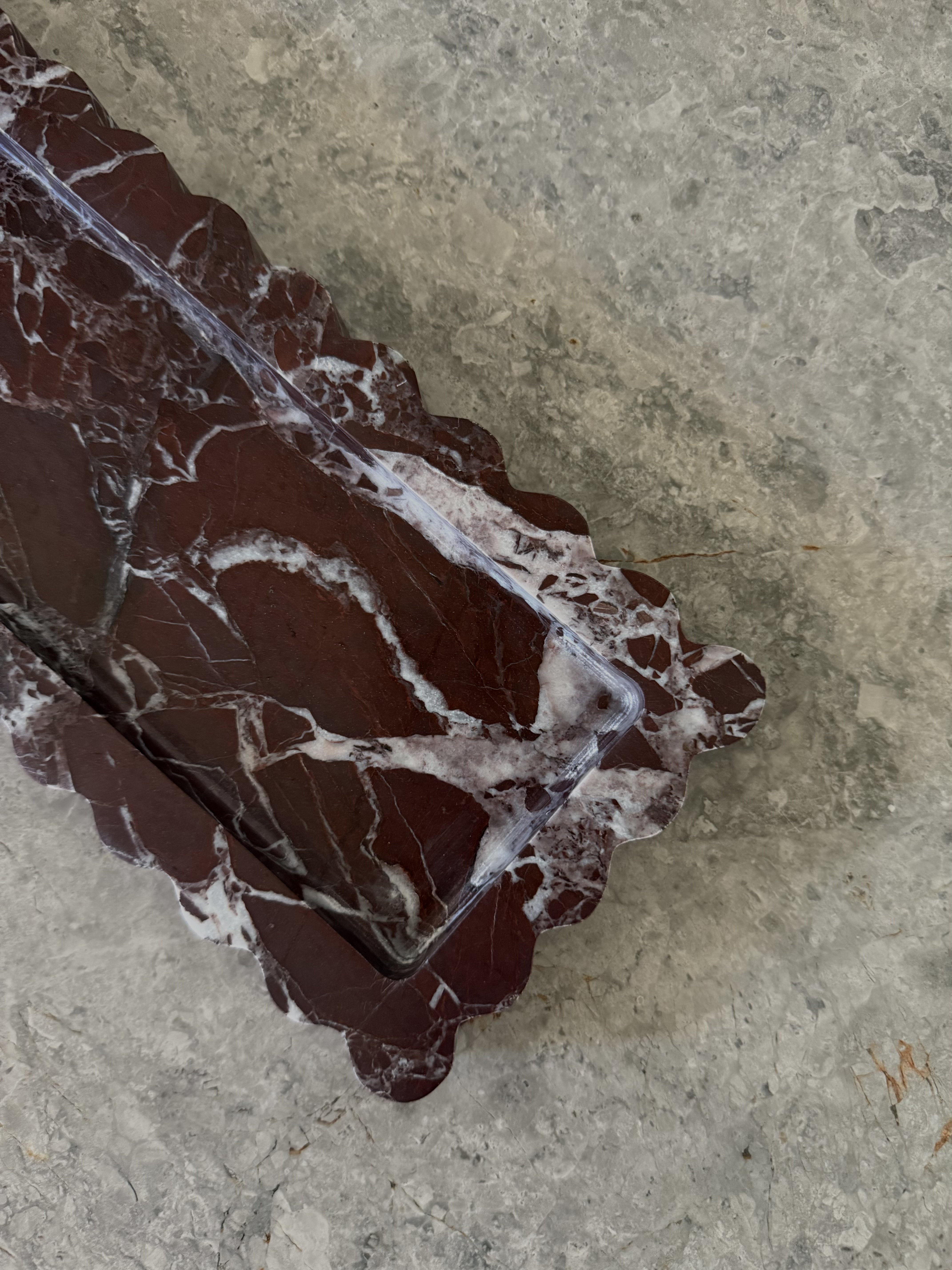 Chantilly Scalloped Tray Slender | Rosso Levanto