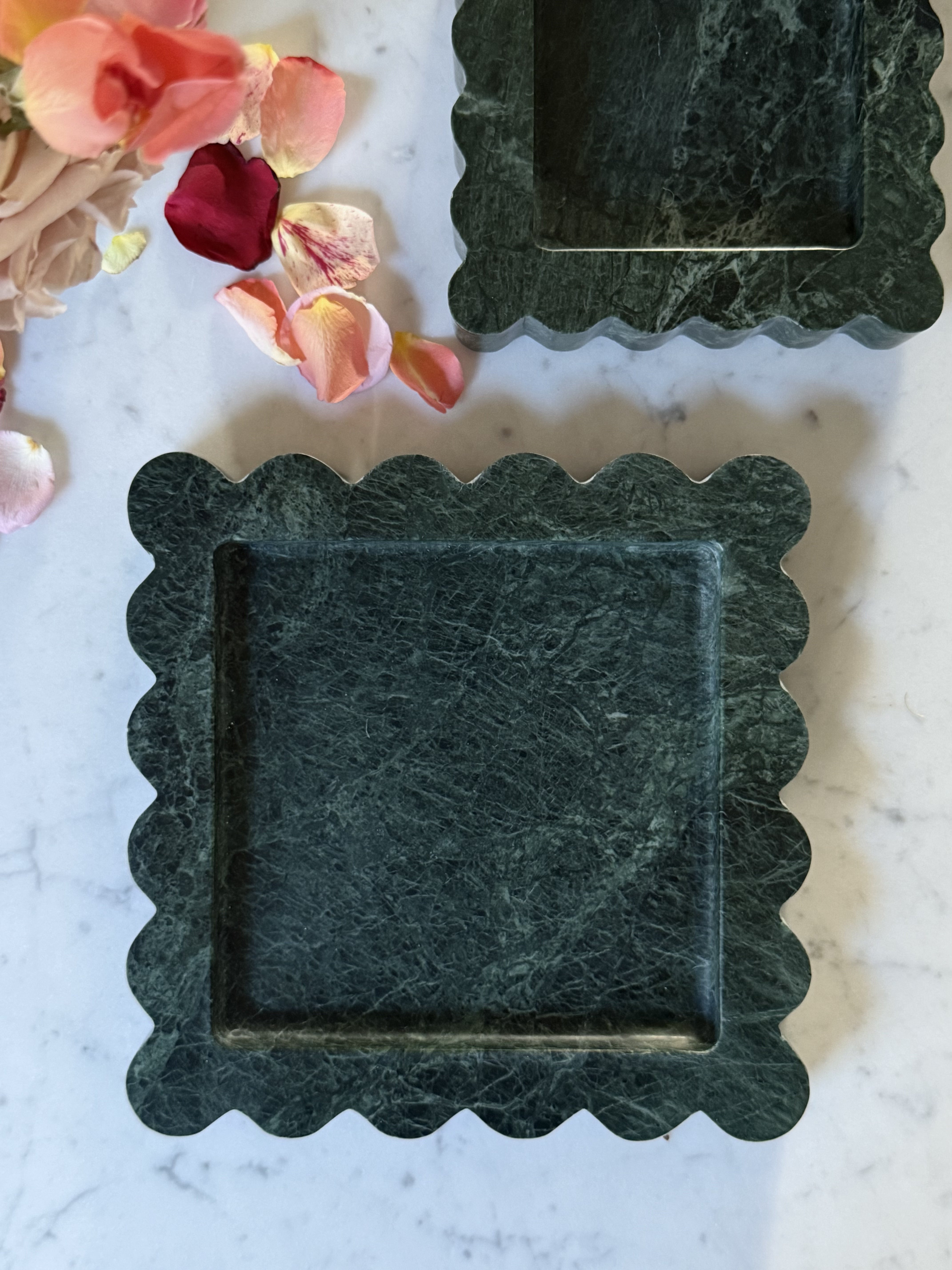 Versailles Scalloped Tray Medium | Verdi Alpi
