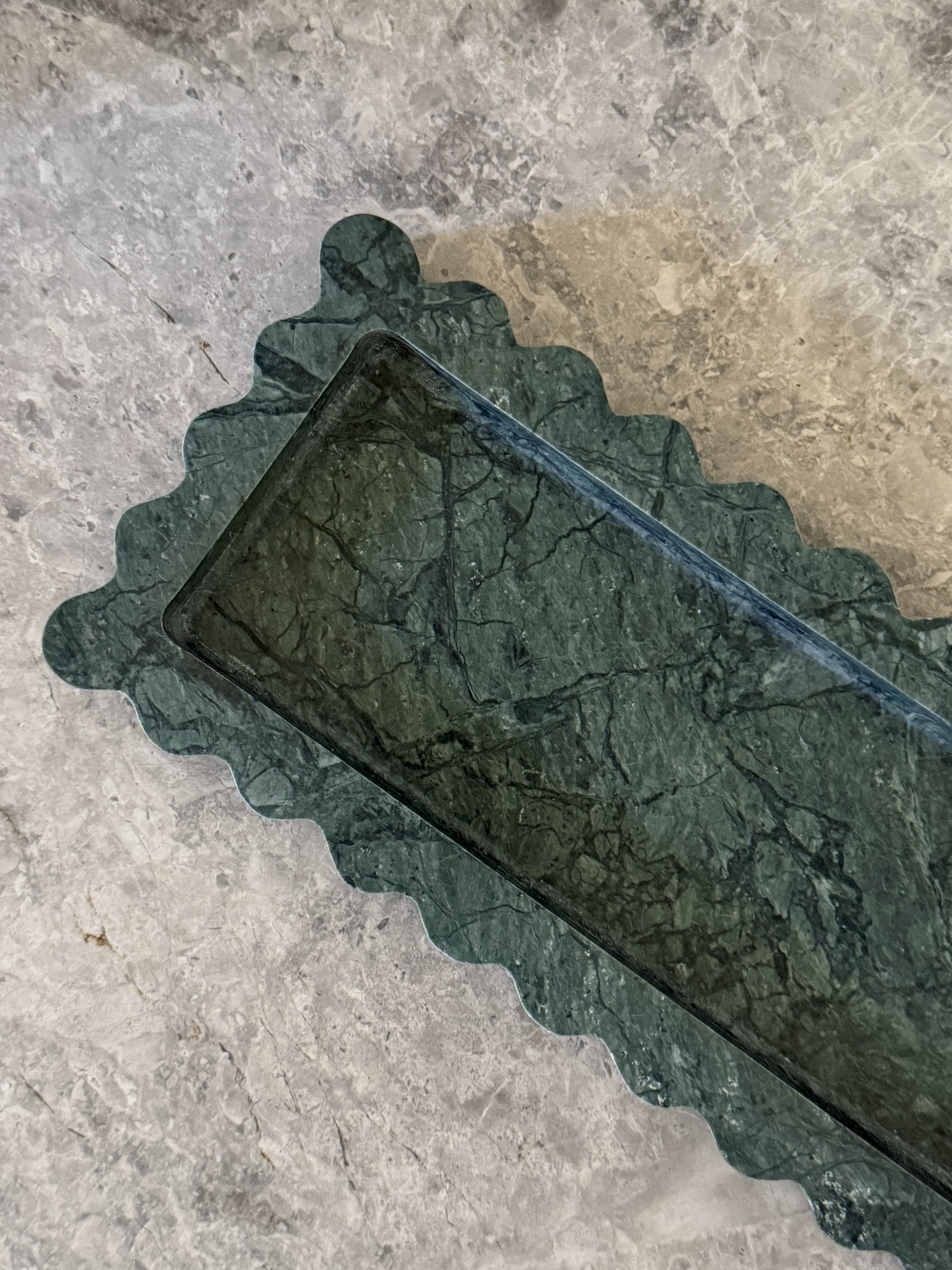 Chantilly Scalloped Tray Slender | Verdi Alpi